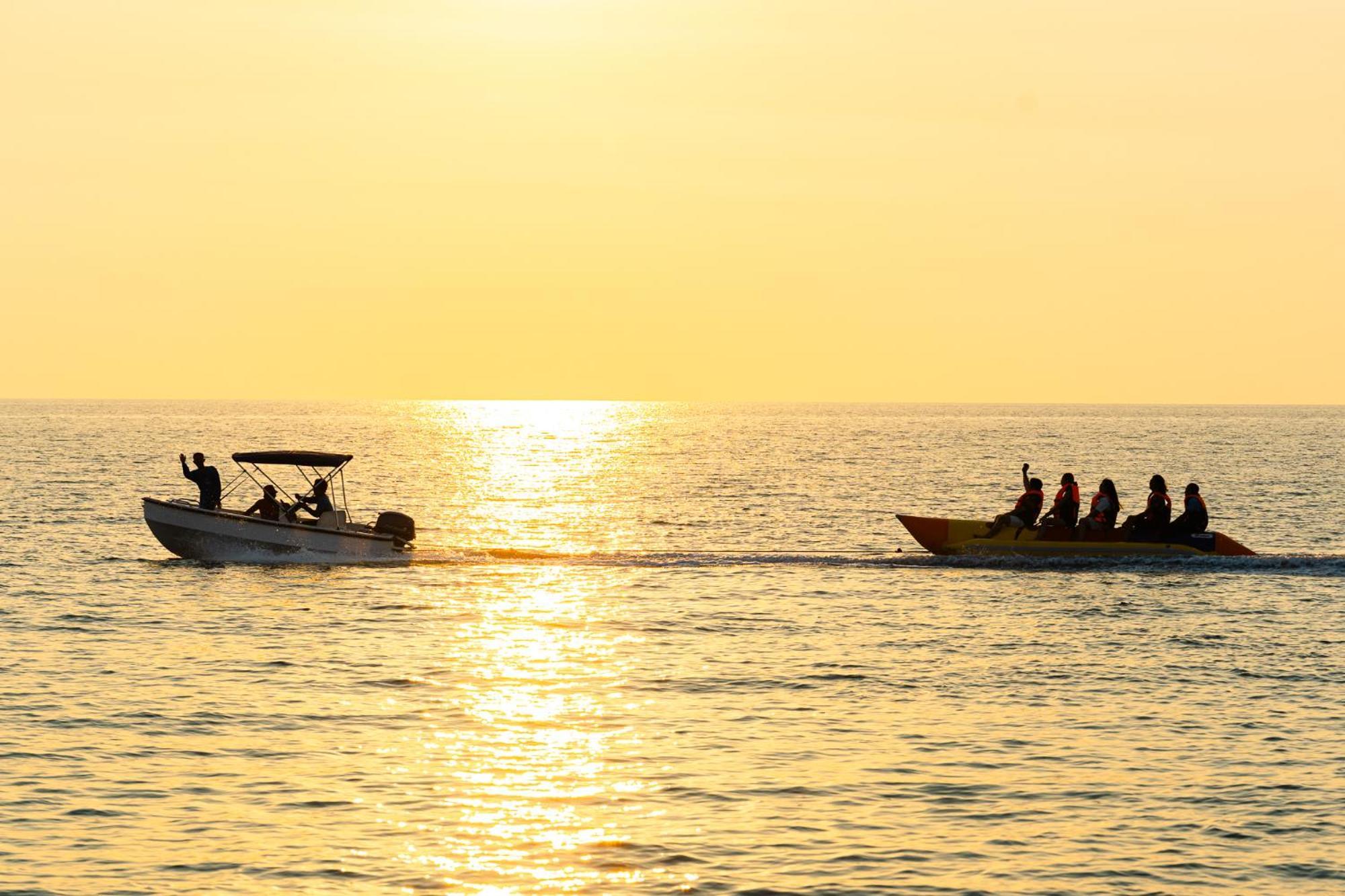 Q Beach Resort Cabangan Ngoại thất bức ảnh