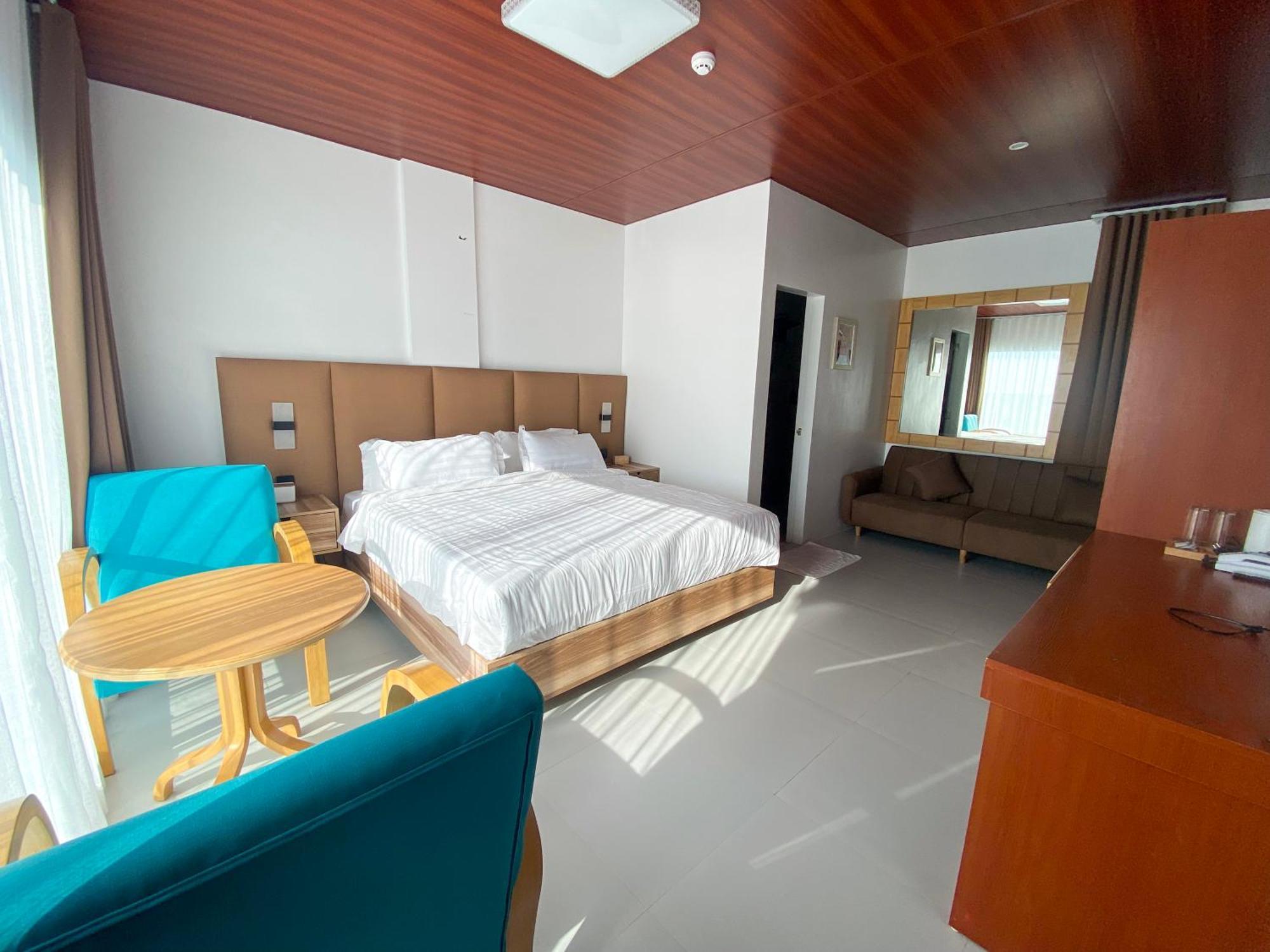 Q Beach Resort Cabangan Ngoại thất bức ảnh